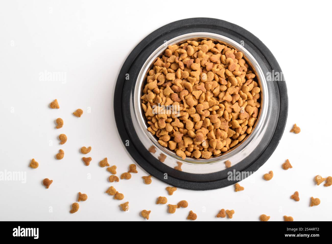 Trockenfutter für Katzen in Schüssel isoliert auf weißem Hintergrund. Schüssel mit trockenem Tierfutter. Draufsicht, flach Stockfoto