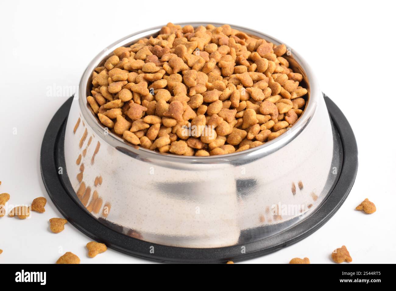 Trockenfutter für Katzen in Schüssel isoliert auf weißem Hintergrund. Schüssel mit trockenem Tierfutter Stockfoto