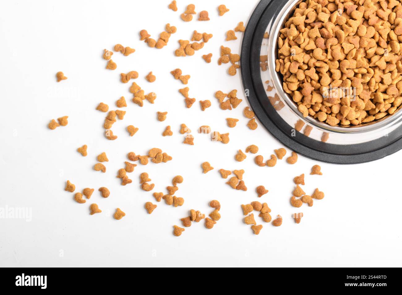 Trockenfutter für Katzen in Schüssel isoliert auf weißem Hintergrund. Schüssel mit trockenem Tierfutter. Draufsicht, flach Stockfoto