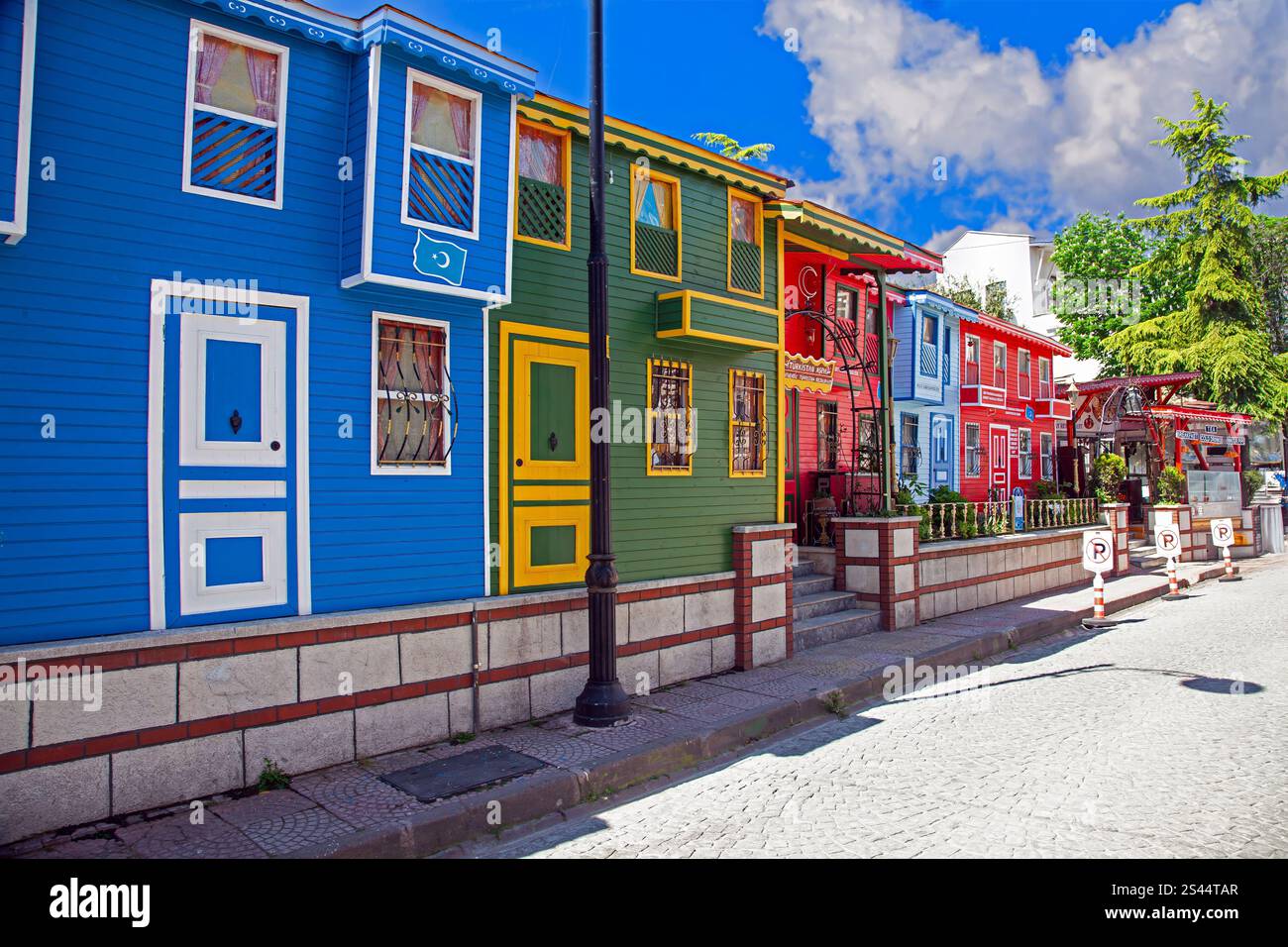 Reihe von lebhaften bunten Holzhäusern in Istanbuls historischer Altstadt während des Tages Stockfoto