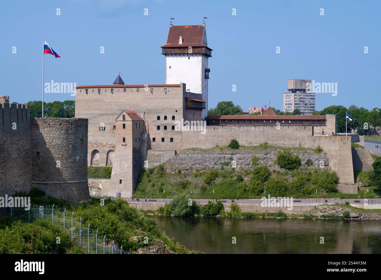 Blick auf das Schloss Hermann an der Grenze zu Russland und Estland an einem sonnigen Julitag. Ivangorod-Narva Stockfoto