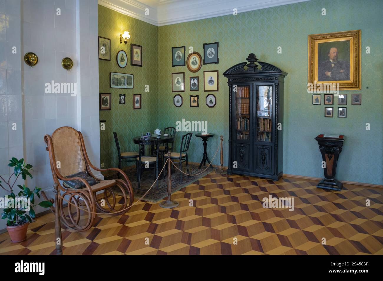 KARABIKHA, RUSSLAND - 06. JANUAR 2025: Ein Fragment des Innenraums des Hauses des russischen Dichters N.A. Nekrasov im Anwesen Karabikha. Jaroslawl r Stockfoto