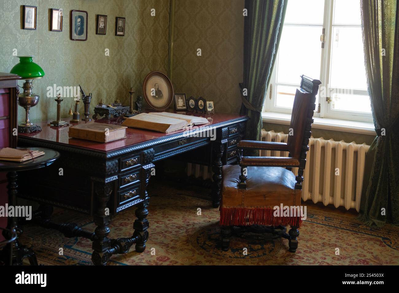 KARABIKHA, RUSSLAND - 6. JANUAR 2025: Ein Sessel mit Schreibtisch in einem der Zimmer des Haupthauses des Karabikha Anwesens Stockfoto