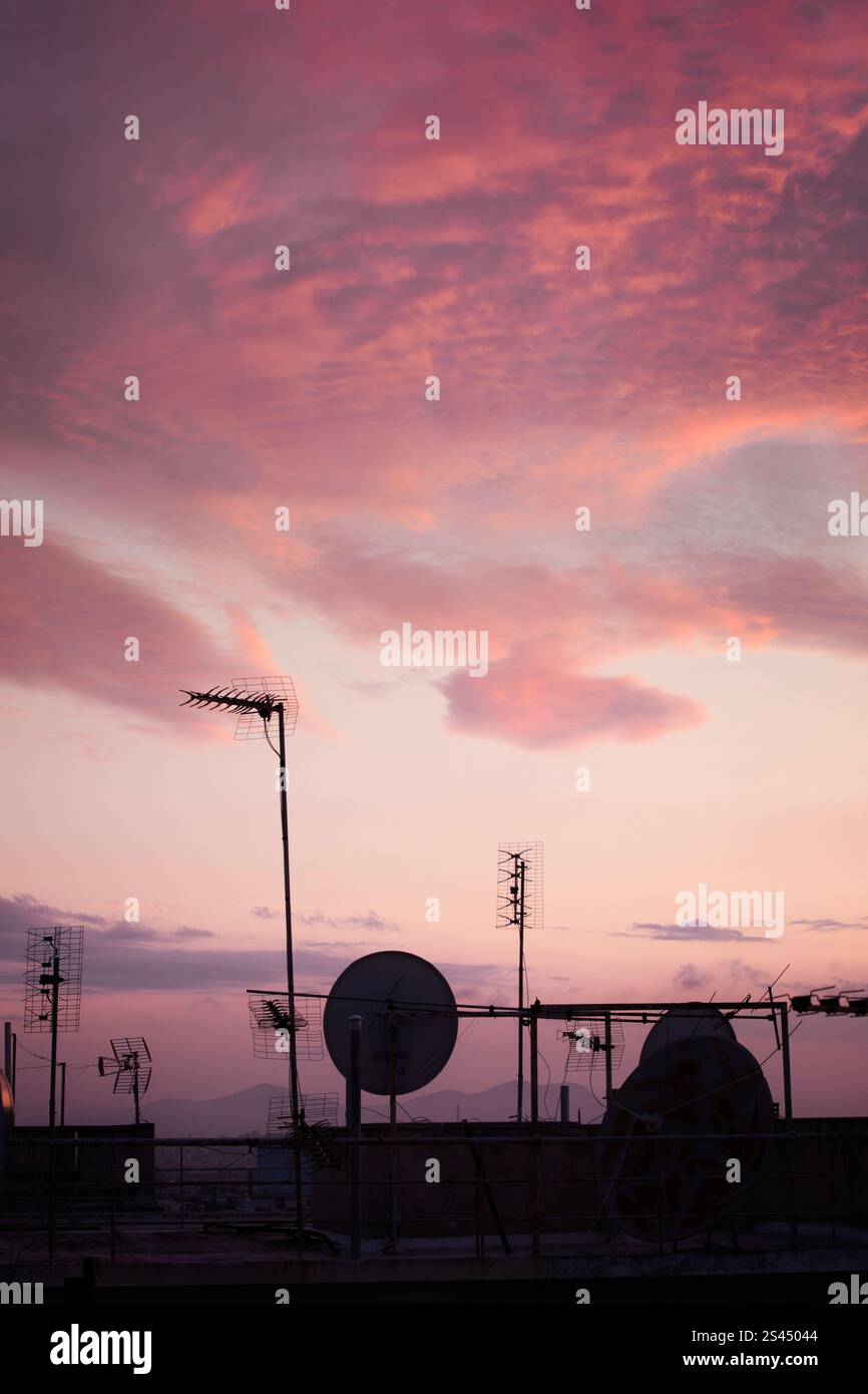 Eine dichte Palette von Kommunikations- und Sendeantennen dominiert die Dächer von Athen, Griechenland und schafft eine komplizierte Skyline. Stockfoto