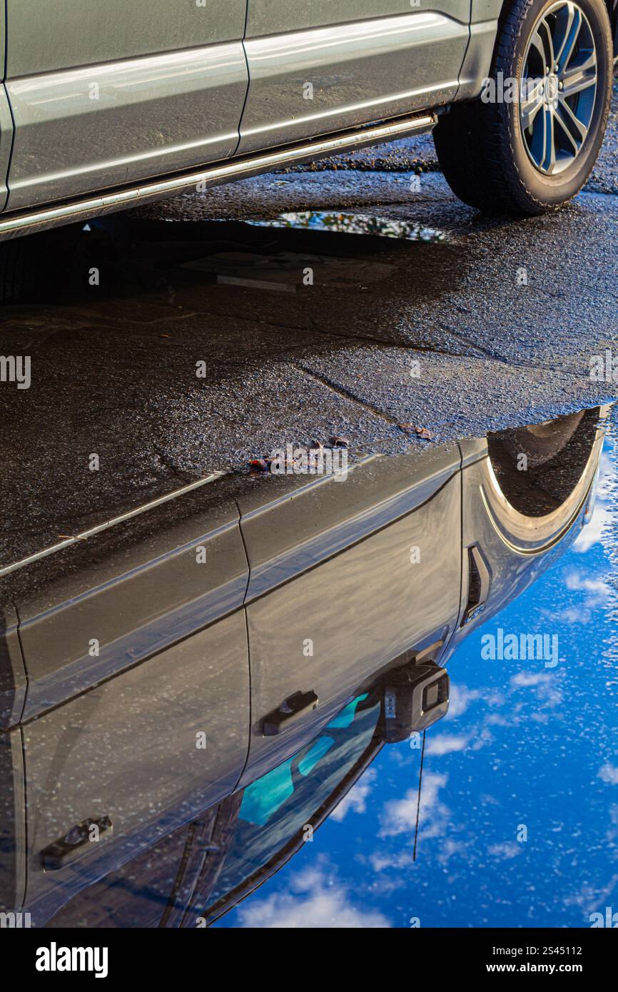 Pfützen mit einer Fahrzeugreflexion in Steveston British Columbia Kanada Stockfoto