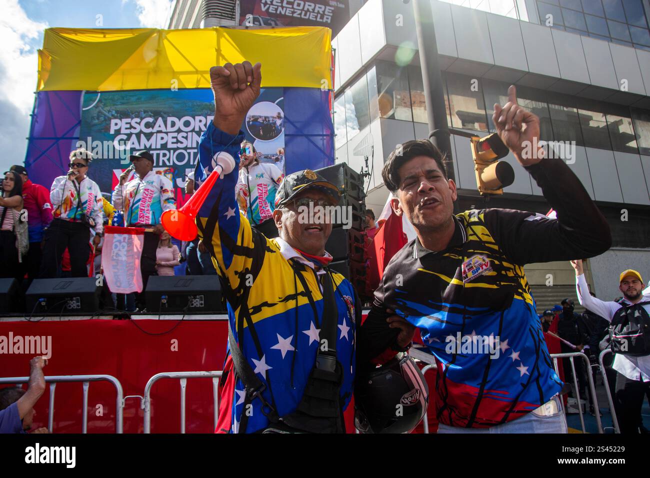 Anhänger der Regierung von Nicolas Maduro feiern auf ihren Plattformen vor der Vereidigung des Präsidenten am 10. Januar 2025. Regierung und oppo Stockfoto
