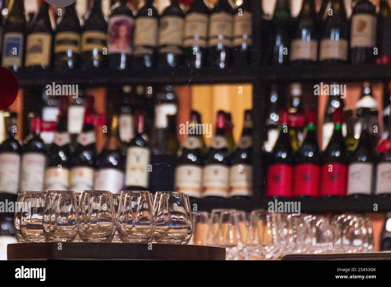 Weinkeller Flaschen Wein und Gläser Shop Rotwein weiße Flaschen und Gläser befinden sich im Fenster des Weinladens der Sammlung Stockfoto