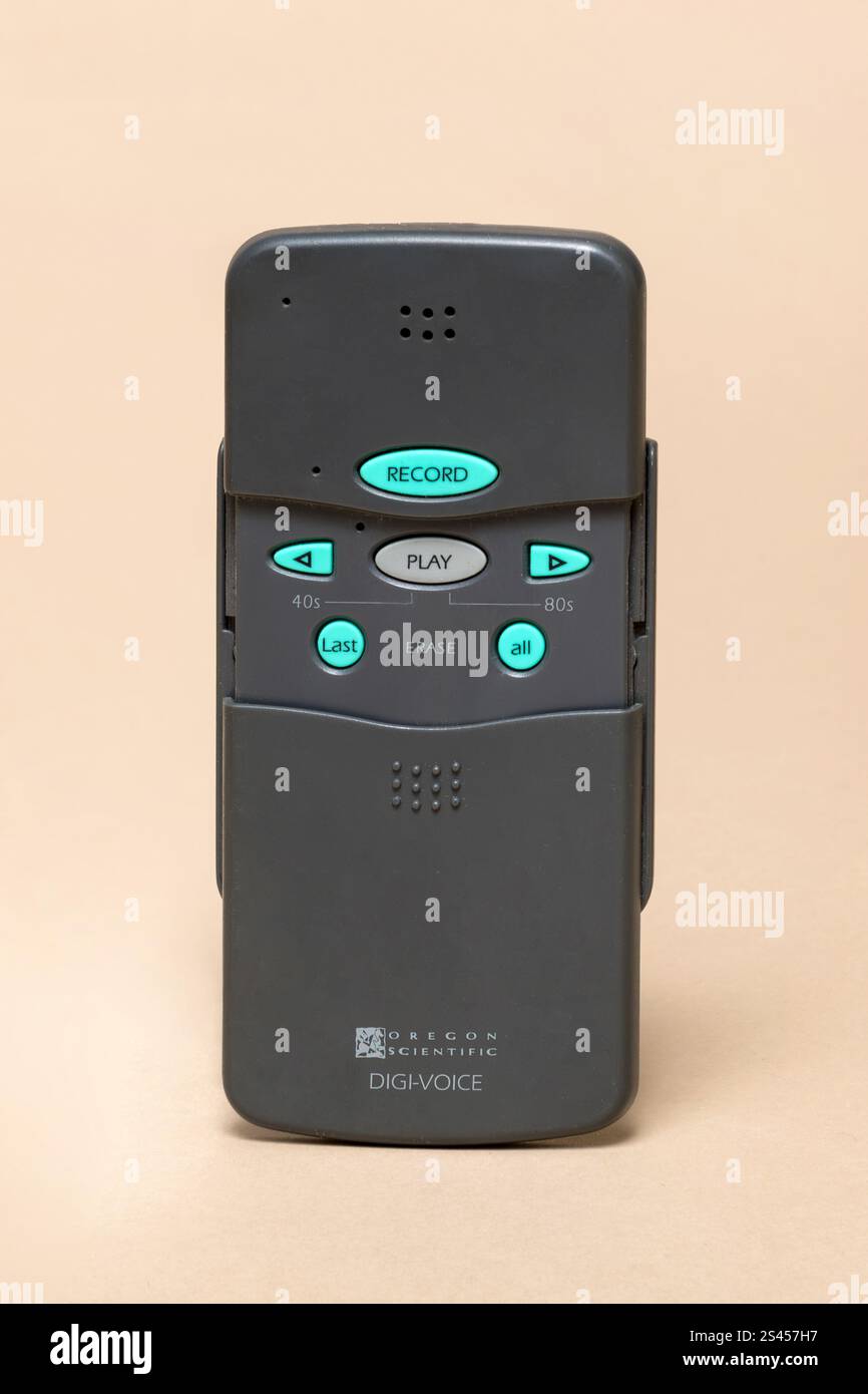 Pavia, Lombardei, Italien - 2. November 2024: Oregon Scientific Voice Recorder „Digi-Voice“, Modell VM-838 im Ctrl+Alt Museum. Aus den 90er Jahren mit Sprachaktivierung Stockfoto