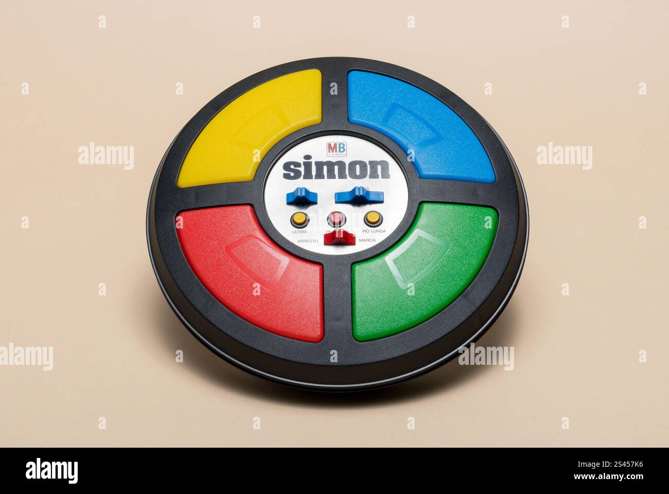 Pavia, Lombardei, Italien - 2. November 2024: „Simon“-Spiel von Milton Bradley Company aus dem Jahr 1978 im Ctrl+Alt Museum. Auch „Simon Says“ genannt, hatte es einen gre Stockfoto