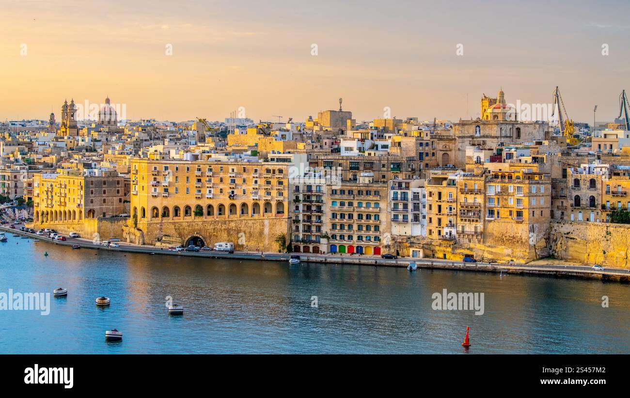 Valletta Malta Okt. 16,2024 Skyline der Stadt Valletta, farbenfroher Hafen Malta Valletta, Panoramablick über die Altstadt von Valletta Malta bei Sonnenaufgang Stockfoto
