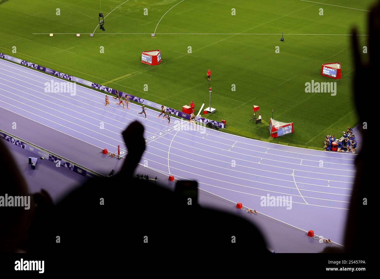 Allgemeine Ansichten der Olympischen Spiele 2024 in Paris aus der Sicht der Fans, darunter Keely Hodgkinsons 800-Meter-Goldmedaille in Paris, Frankreich, Europa. Stockfoto