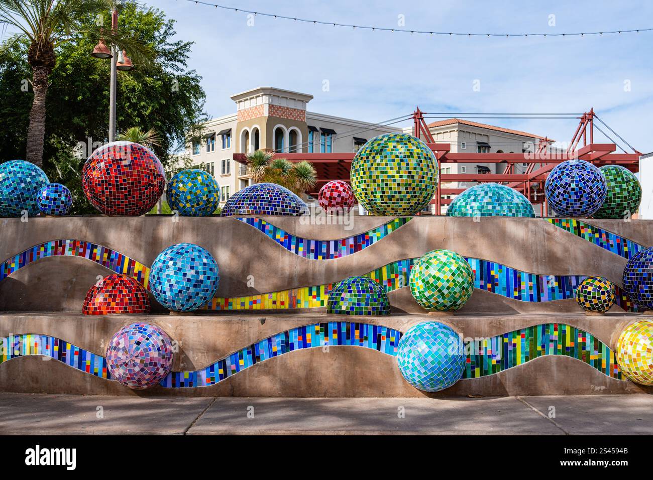 Scottsdale, Arizona - 26. November 2024: Pinball Wizard von Annette Coleman ist in Old Town Scottsdale am Stetson Plaza. Die Skulptur ist ein Zentimeter handgeschnitten Stockfoto