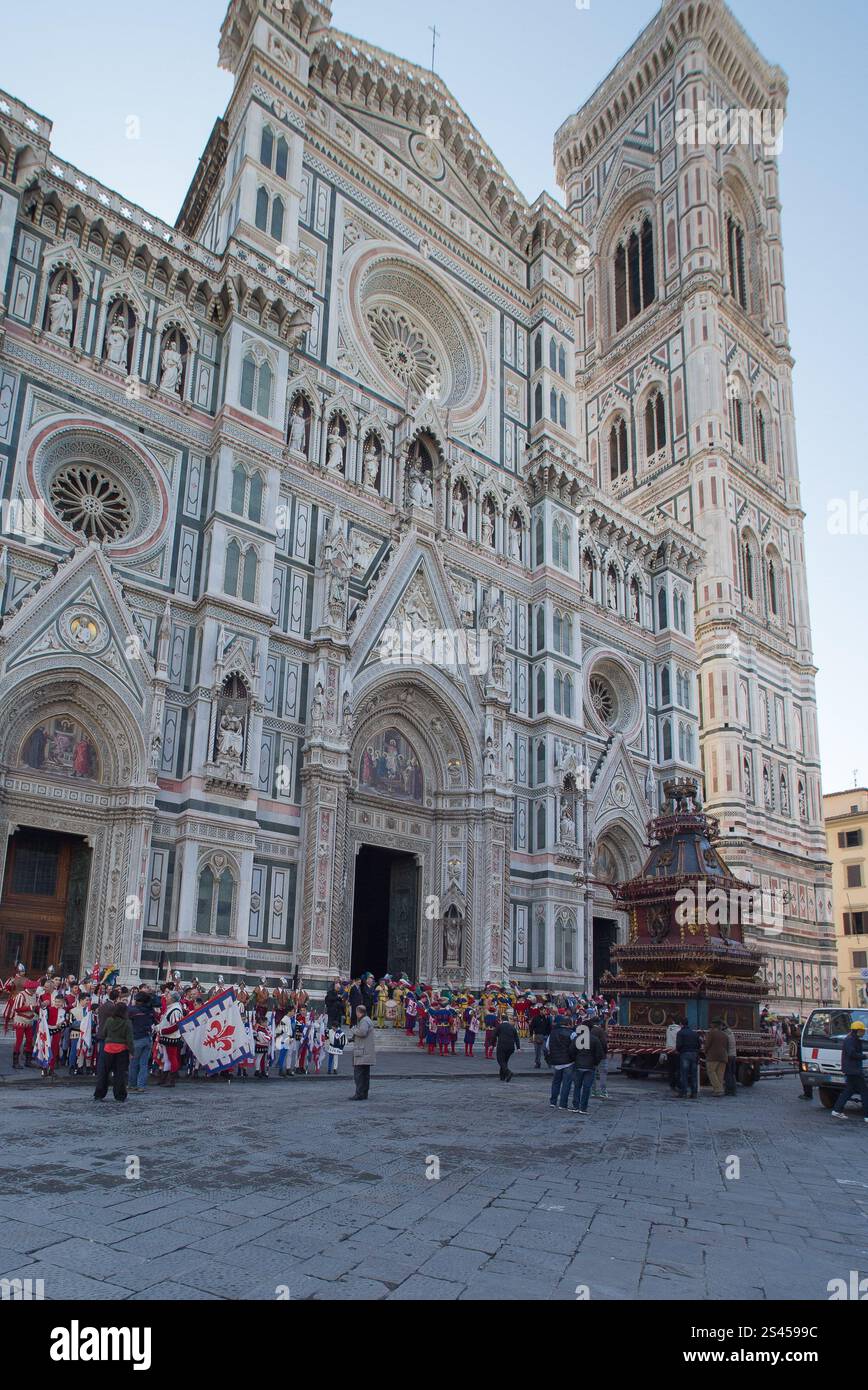 Firenze, Italien. April 2014. Scoppio del carro. Ein Wagen voller Feuerwerk und anderer Pyrotechnik, „Brindellone“, der vom Erzbischof angezündet wird, bietet ein historisches Spektakel während der „Explosion des Wagens“-Veranstaltung, bekannt als Scoppio del Carro, während der Osterfeier in Florenz am 20. April 2014. Domplatz, Florenz, Italien (Foto: Andrea Martini/NurPhoto) Credit: NurPhoto SRL/Alamy Live News Stockfoto