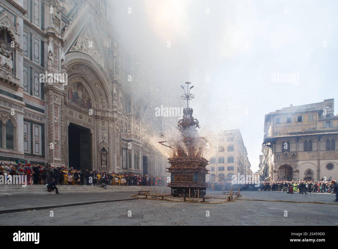 Firenze, Italien. April 2014. Scoppio del carro. Ein Wagen voller Feuerwerk und anderer Pyrotechnik, „Brindellone“, der vom Erzbischof angezündet wird, bietet ein historisches Spektakel während der „Explosion des Wagens“-Veranstaltung, bekannt als Scoppio del Carro, während der Osterfeier in Florenz am 20. April 2014. Domplatz, Florenz, Italien (Foto: Andrea Martini/NurPhoto) Credit: NurPhoto SRL/Alamy Live News Stockfoto