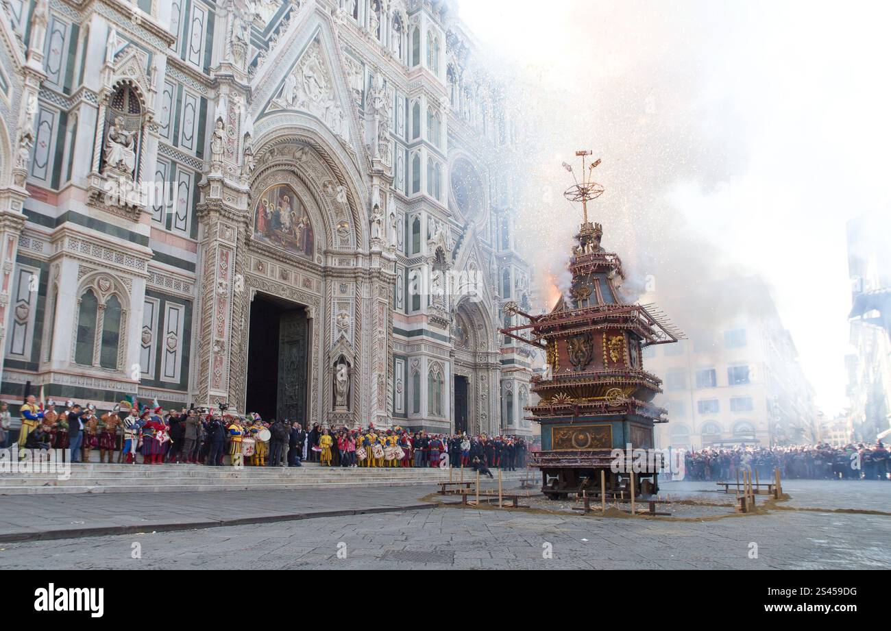 Firenze, Italien. April 2014. Scoppio del carro. Ein Wagen voller Feuerwerk und anderer Pyrotechnik, „Brindellone“, der vom Erzbischof angezündet wird, bietet ein historisches Spektakel während der „Explosion des Wagens“-Veranstaltung, bekannt als Scoppio del Carro, während der Osterfeier in Florenz am 20. April 2014. Domplatz, Florenz, Italien (Foto: Andrea Martini/NurPhoto) Credit: NurPhoto SRL/Alamy Live News Stockfoto