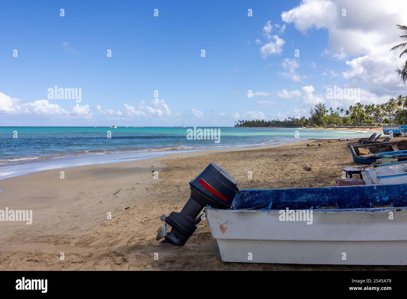 Fischerboot am Strand von Las Terrenas in Samana, Dominikanische Republik Stockfoto
