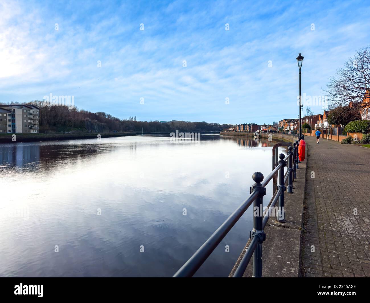 Ruhige, winterliche Flusslandschaft mit einer felsigen Küste, üppiger Vegetation und einem klaren, blauen Himmel, River Tyne Walker byker St peters Marina Tyne & Wear - Smartphone-aufgenommenes Stockfoto