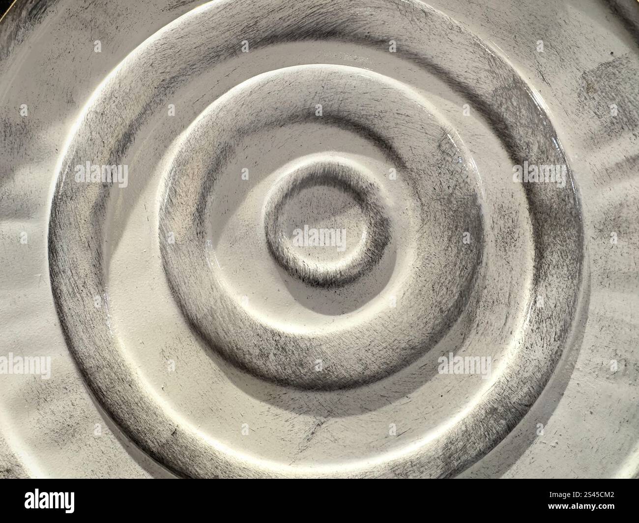 Nahaufnahme von Porzellanfliesen mit kreisförmigem Spiralmuster. Grau-weiß lackierte Porzellanfliesen in runder und kreisförmiger Form. Nahtlose Hintergrundstruktur. Stockfoto