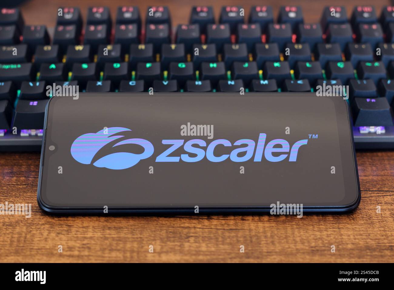 Kanada. Januar 2025. In dieser Abbildung wird das Zscaler-Logo auf einem Smartphone-Bildschirm neben einer Tastatur angezeigt. (Credit Image: © Thomas Fuller/SOPA Images via ZUMA Press Wire) NUR REDAKTIONELLE VERWENDUNG! Nicht für kommerzielle ZWECKE! Stockfoto