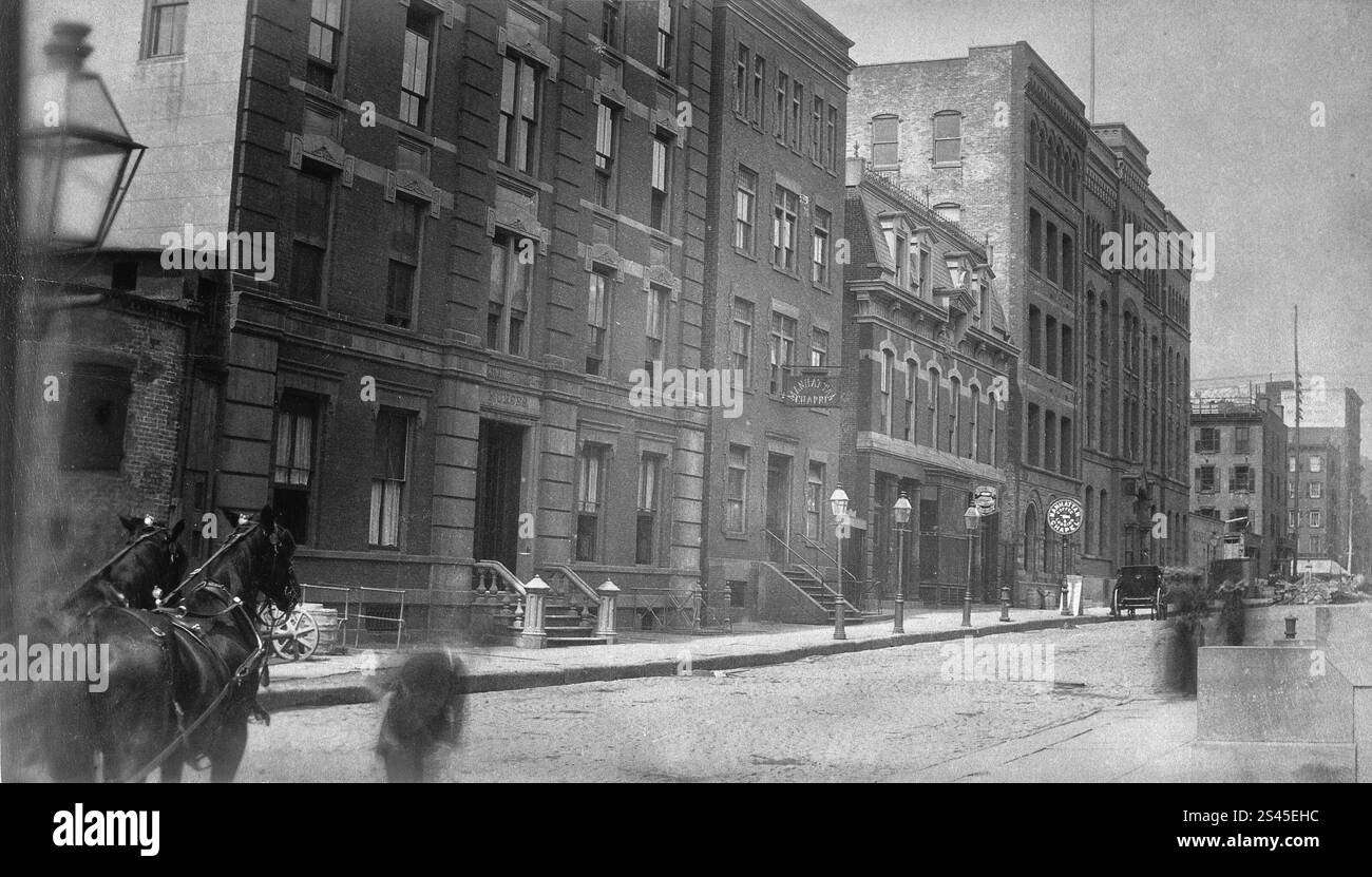 Bellevue Hospital, New York City: Die Straße mit dem Eingang der Schwestern („Krankenschwestern“ in Stein gemeißelt) neben der Manhattan Chapel. Foto. Datum: 1885-1898 Stockfoto