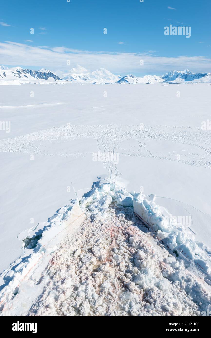 Spur des Kreuzfahrtschiffes im verschneiten Eis. Stockfoto