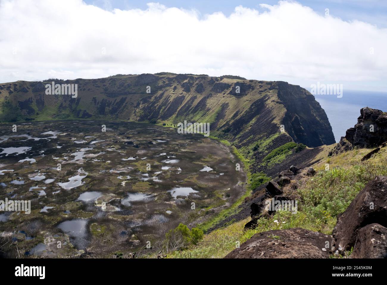 Vulkankrater Rano Kau von Orongo aus gesehen. Stockfoto