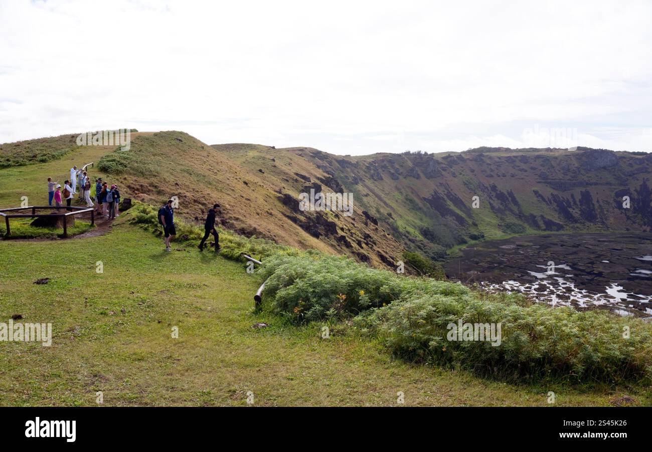 Touristen sehen Rano Kau, einen erloschenen Vulkankrater auf der Osterinsel. Stockfoto