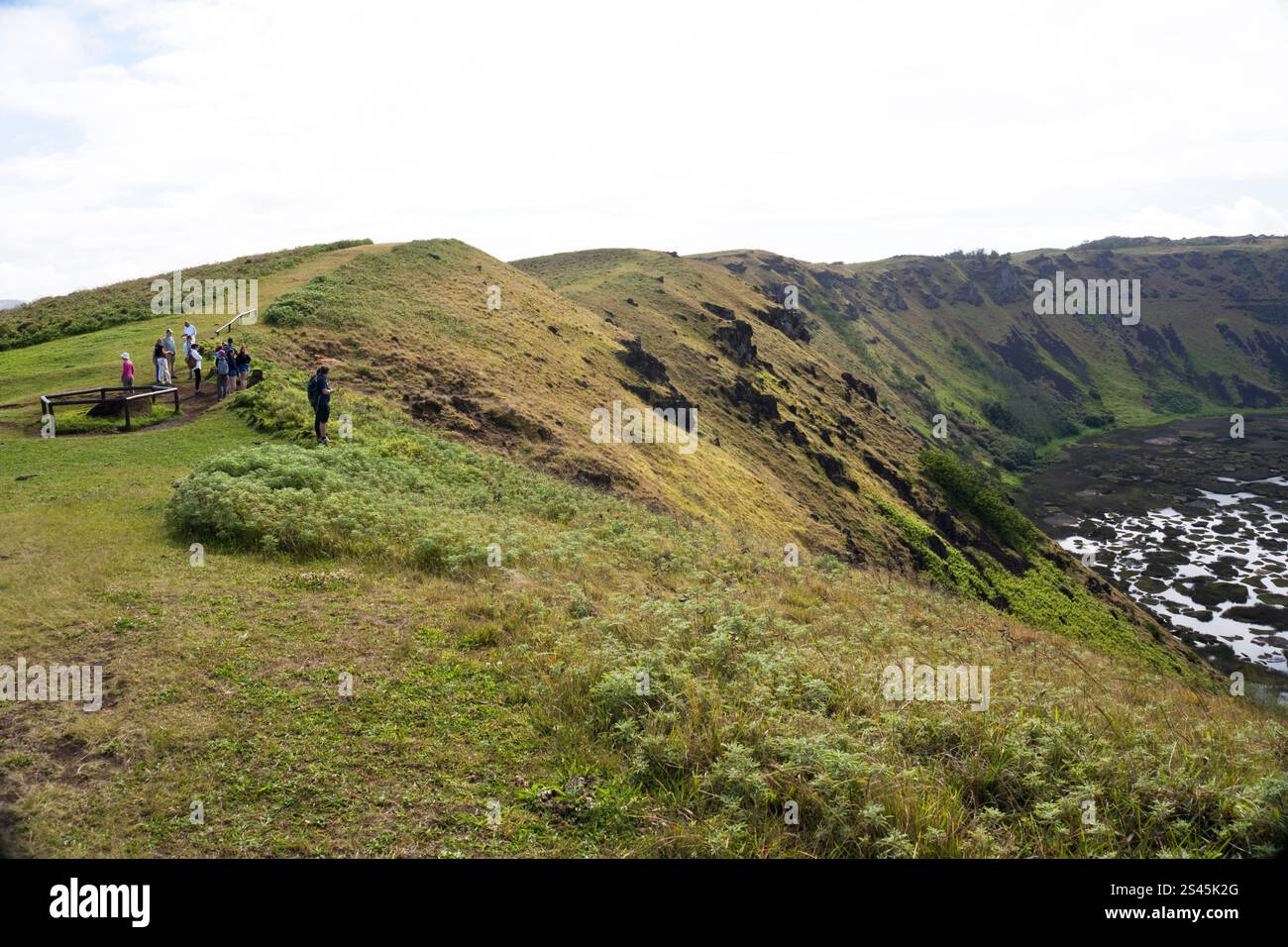 Touristen sehen Rano Kau, einen erloschenen Vulkankrater auf der Osterinsel. Stockfoto