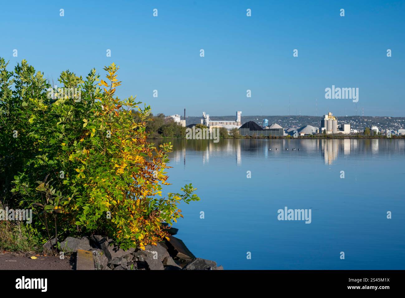 Reflexionen im Hafen von Superior, Wisconsin, USA. Stockfoto