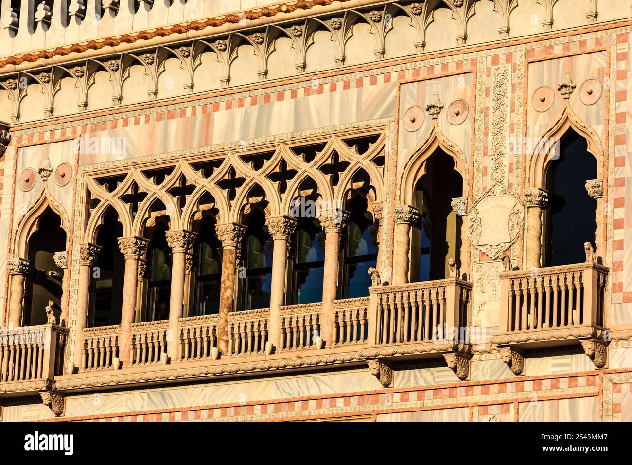 Das Gebäude hat viele Bögen und Fenster. Die Bögen sind sehr verziert und die Fenster sind groß Stockfoto