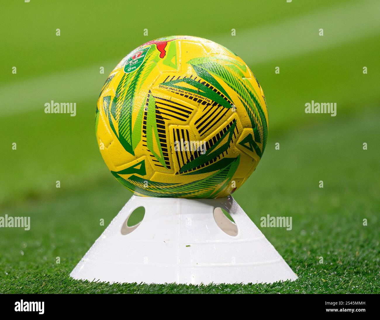 London, Großbritannien. Januar 2025. Tottenham Hotspur / Liverpool - Carabao Cup - Tottenham Stadium. Puma Orbita 1 offizieller Carabao Cup Matchball. Bildnachweis: Mark Pain / Alamy Live News Stockfoto