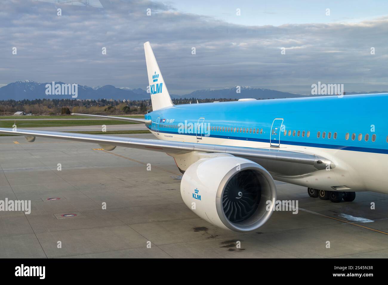 Ein Flugzeug der KLM Royal Dutch Airlines am Vancouver International Airport, British Columbia, Kanada. Stockfoto