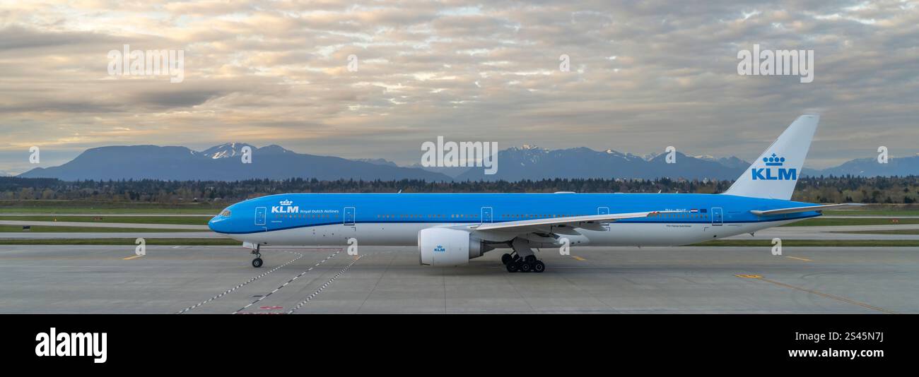 Ein Flugzeug der KLM Royal Dutch Airlines am Vancouver International Airport, British Columbia, Kanada. Stockfoto