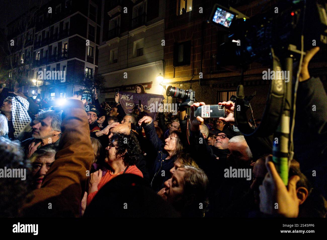 Dozens of people, before the presentation of the book 'Algo habremos hecho' by the former Minister of Equality and Podemos MEP, Irene Montero, at Taberna Garibaldi, on January 10, 2025, in Madrid (Spain). The book vindicates the need for women to "continue advancing in rights despite the political and personal violence received". 10 JANUARY 2025 Ricardo Rubio / Europa Press 01/10/2025 (Europa Press via AP) Stockfoto