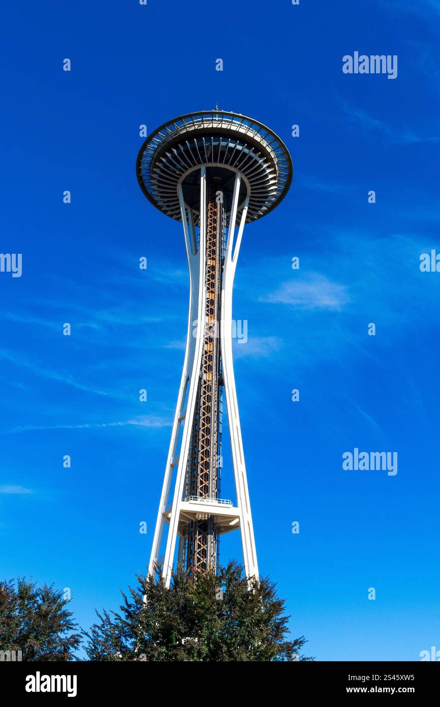Seattle, WA / USA - 6. Oktober 2024: Seattles Space Needle gegen einen blauen Himmel. Stockfoto