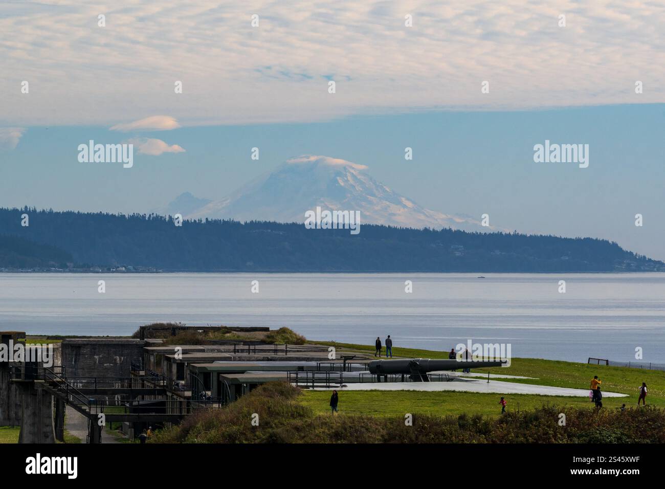 Coupeville, WA/USA - 5. Oktober 2024: Der Mount Rainier ragt über den historischen Militäranlagen des Fort Casey Historical Stat in Washington Stockfoto