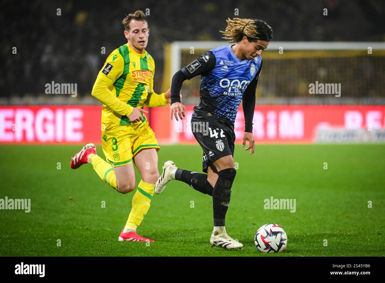 Nantes, Frankreich, Frankreich. Januar 2025. Nicolas COZZA aus Nantes und Saimon BOUABRE aus Monaco während des Ligue-1-Spiels zwischen dem FC Nantes und AS Monaco im La Beaujoire Stadium am 10. Januar 2025 in Nantes, Frankreich. (Kreditbild: © Matthieu Mirville/ZUMA Press Wire) NUR REDAKTIONELLE VERWENDUNG! Nicht für kommerzielle ZWECKE! Quelle: ZUMA Press, Inc./Alamy Live News Stockfoto