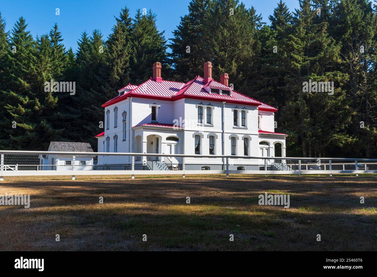 Ilwaco, WA/USA - 16. August 2023: Die historische Residenz des Leuchtturmwärters am North Head Lighthouse im Cape Enttäuschung State Park. Stockfoto