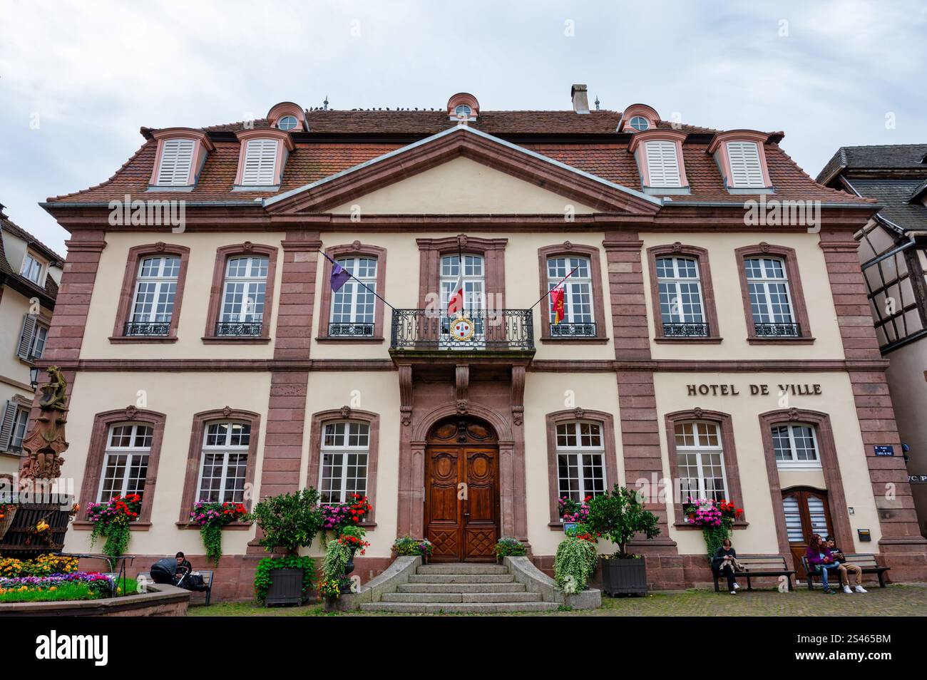 Ribeauville, Frankreich, 25. September 2024: Das Rathaus im Dorf Ribeauville. Stockfoto