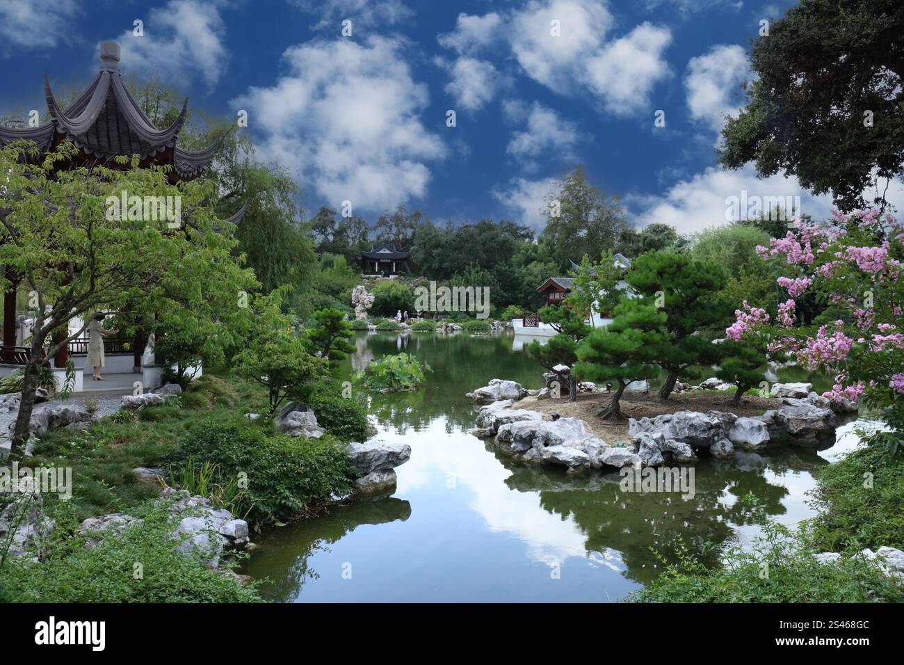 Der See von reflektiertem Fragance, der Sternenschauturm und der Pavillon von drei Freunden umgeben von Bäumen und Pflanzen, in den Chinesischen Gärten am Stockfoto