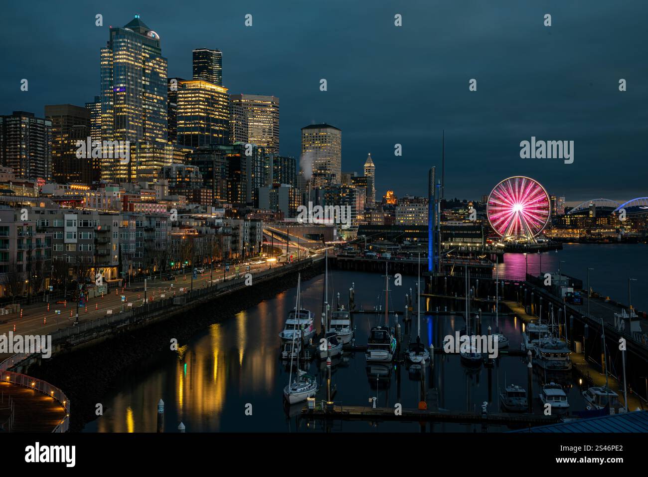 WA28096-00...WASHINGTON - Blick auf Elliot Bay, Bell Harbor Marina, Great Wheel und Seattle Uferpromenade bei Sonnenuntergang. Stockfoto