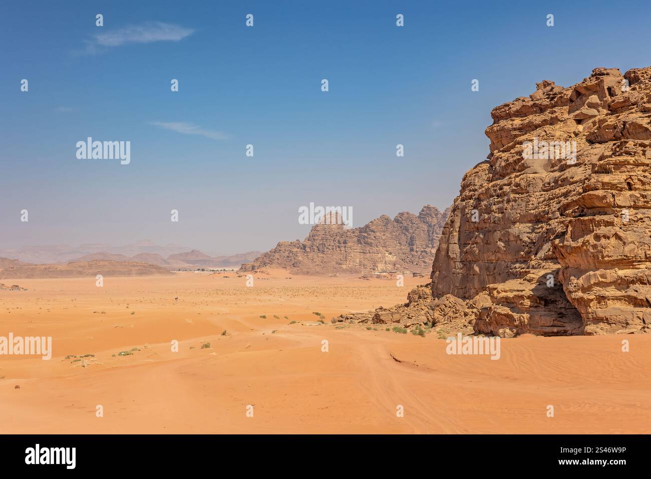 Wadi Rum Wüstenlandschaft. Mit freiem Platz für Ihre Nutzung. Jordanien. Horizontal. Stockfoto
