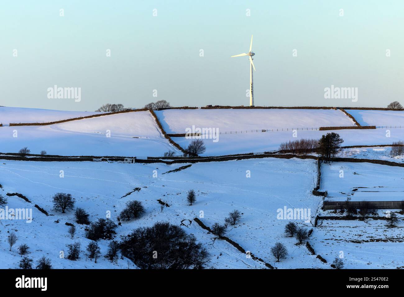 Eine Windkraftanlage steht auf einem Hügel in der Nähe von Keighley, West Yorkshire Stockfoto