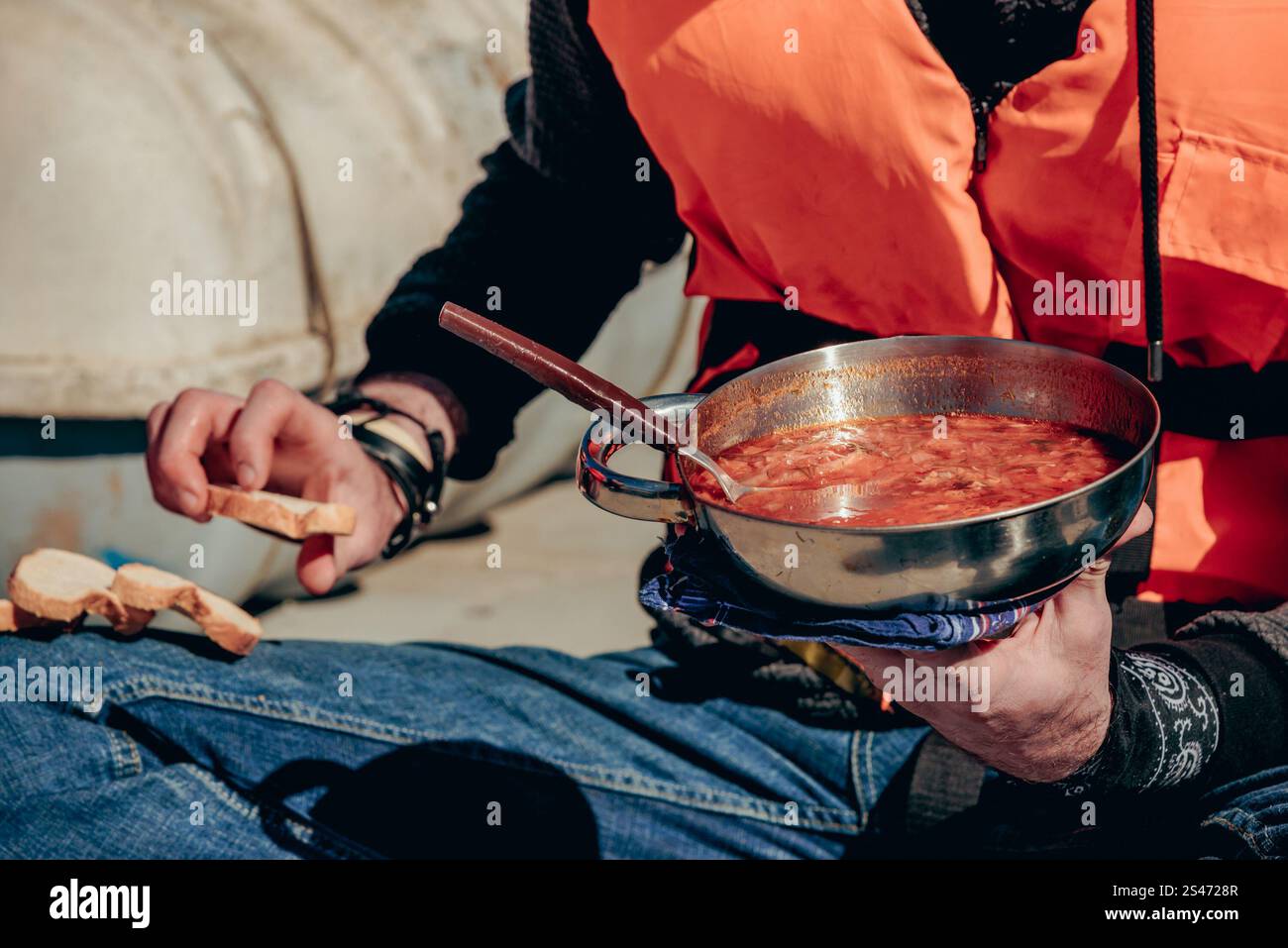 Camping Camp Kitchen, Reisende kochen Essen in Töpfen am Lagerfeuer, Touristen essen Suppe Stockfoto