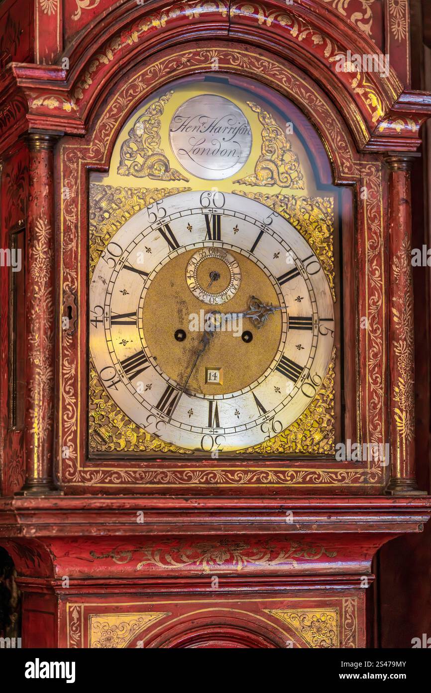 Nahaufnahme einer Vintage-Großvateruhr mit komplizierten Details Stockfoto