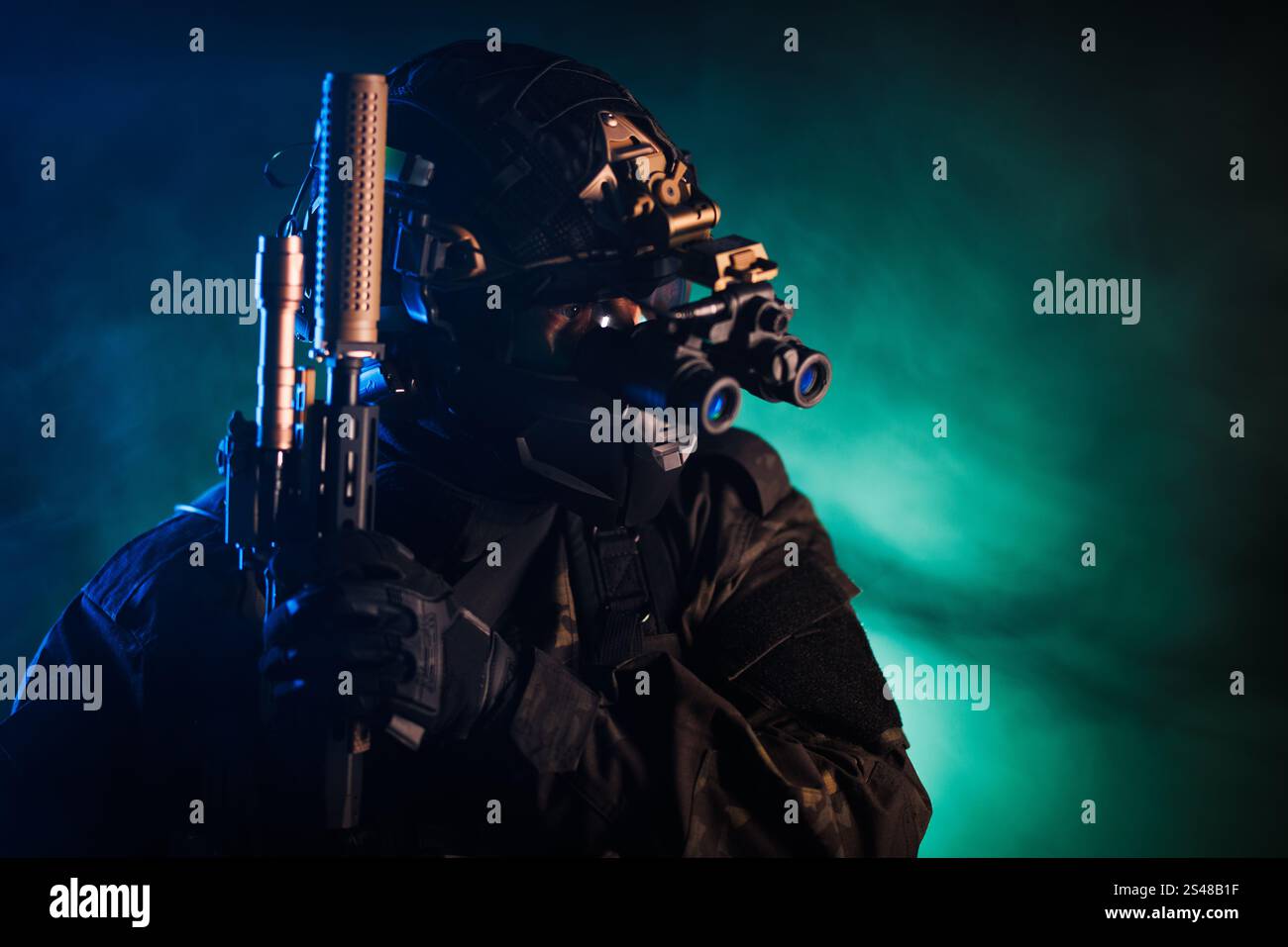 Ein Soldat, ausgestattet mit moderner taktischer Ausrüstung und Waffen in einer rauchigen Atmosphäre unter dramatischer Beleuchtung. Stockfoto
