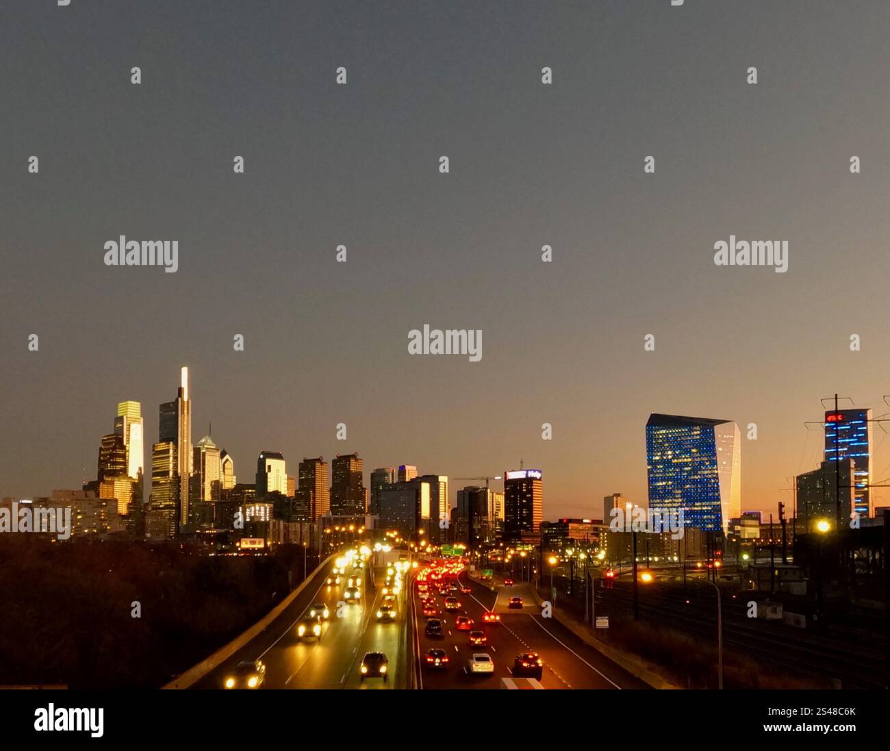 Der Verkehr fließt am Nachmittag entlang des Schuylkill Expressway in der Nähe von Center City Philadelphia. Stockfoto