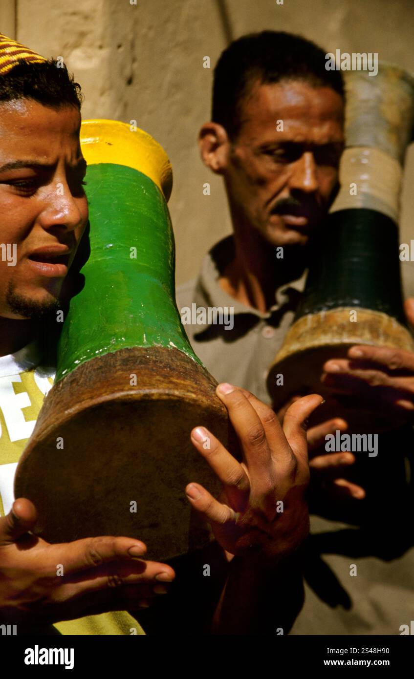Straßenmusiker spielen traditionelle marokkanische Darbuka-Trommeln auf dem Jamaa El-Fna-Platz in Marrakesch und zeigen die reiche Musikkultur Marokkos. Stockfoto
