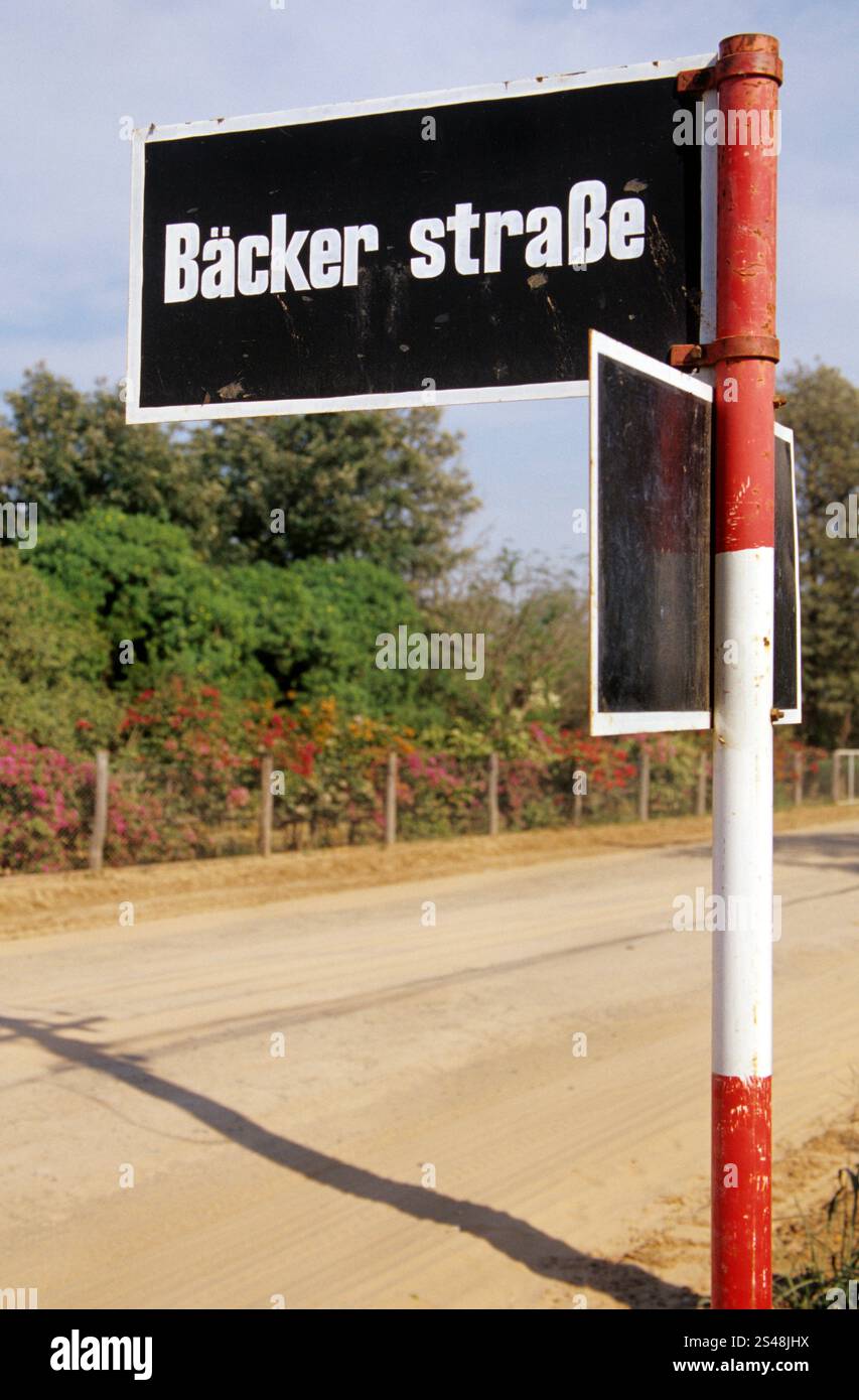 Straßenschild Bäcker Straße auf einer unbefestigten Straße in Loma Plata, Filadelfia, Paraguay, das das deutsche mennonitische Erbe der Region widerspiegelt. Stockfoto