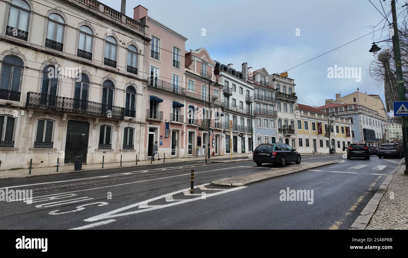 Szene in Príncipe Real, Lissabon, mit wenigen Autos auf der Straße an einem bewölkten Tag Stockfoto